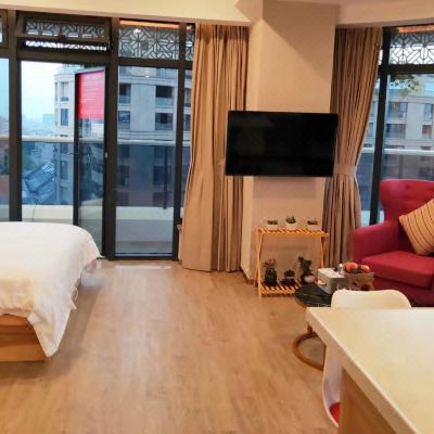 沐霞露台阳光大床房（配备冰箱洗衣机）