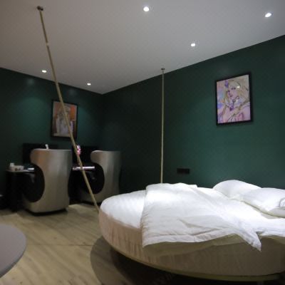 电竞情侣圆床房