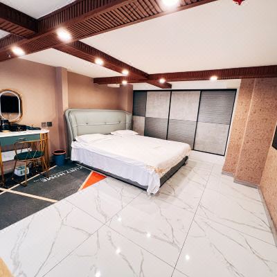 摩沁轻奢巨幕投影loft复式房