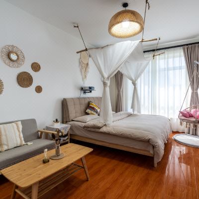 奶茶原木风百寸投影大床房