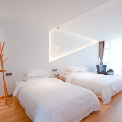 山景阳台景观家庭房·黄岑