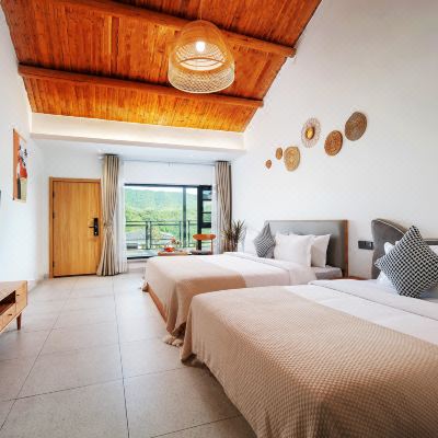 山景露台高级家庭房·钟风