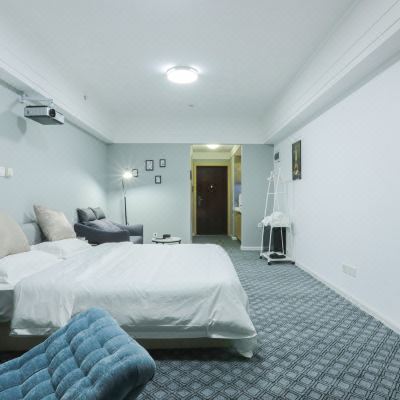 现代简约影院大床房(手机投屏)