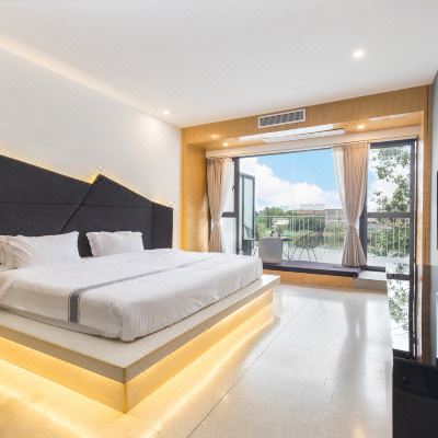 白鹭·湖畔全景大床房（带阳台）