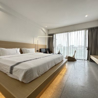 精致湖景大床房