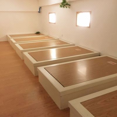 电炕六人床位间(无窗)