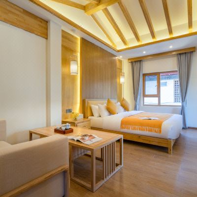 豪华蜜月浴缸大床房