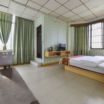 豪华湖景大床房