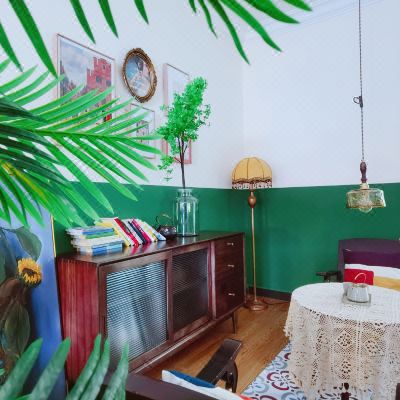 绿篱小厝吊椅阳台大床房