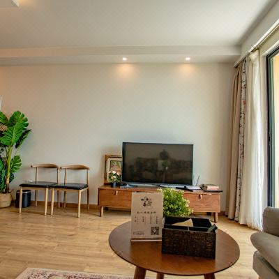 一房一厅湖景阁楼主题房