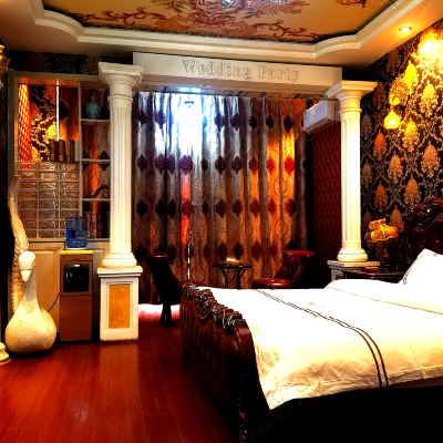 欧式轻奢巨幕影院大床房