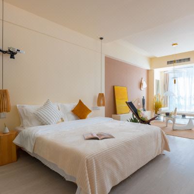 云层薄雾高层夜景大床影院房