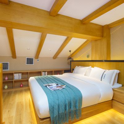 半江景复式大床房