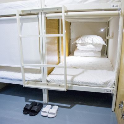 六人间(床位)(无窗)(公共卫浴)