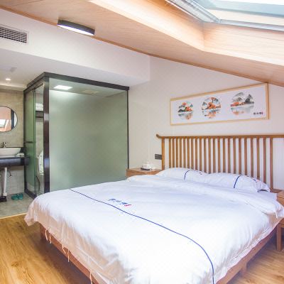 302房·云露大床房（斜顶阁楼）