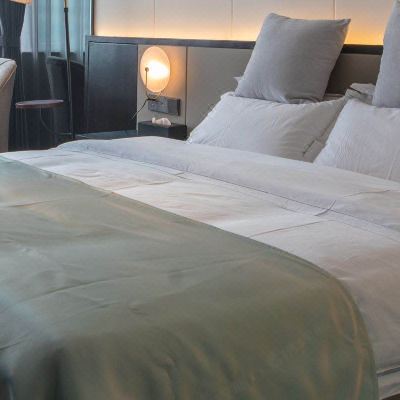 轻奢大床房（酒店提供自助洗衣机+微波炉+电冰箱+电动马桶）