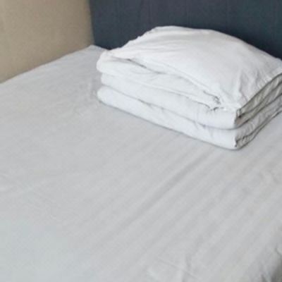 大床房(公共卫生间)(无法洗浴)