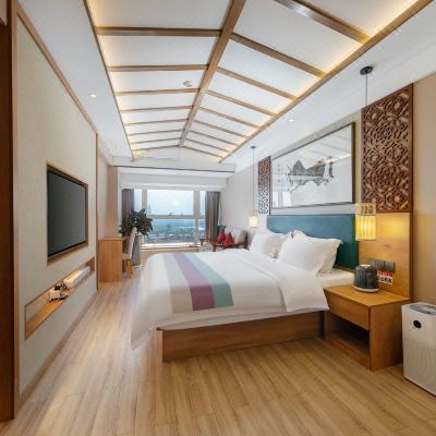 豪华湖景大床房