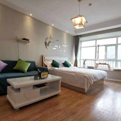 高层瞰海轻奢影音主题大床房