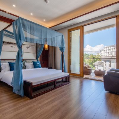 全景阳台泡池奢华大床房