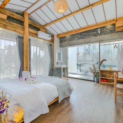 山景阳光大床房