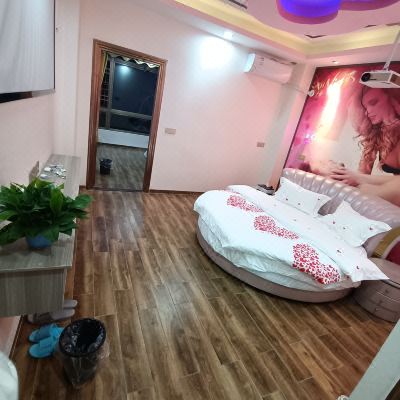 投影情侣圆床套房