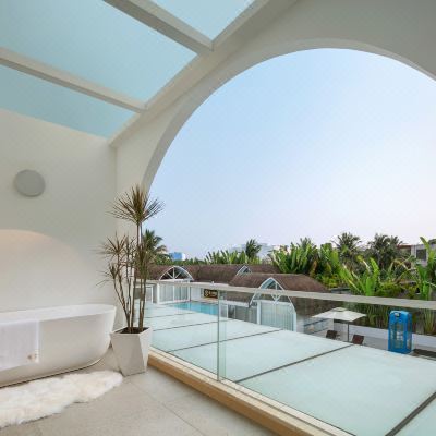 落霞阳台浴缸大床房-智能语音