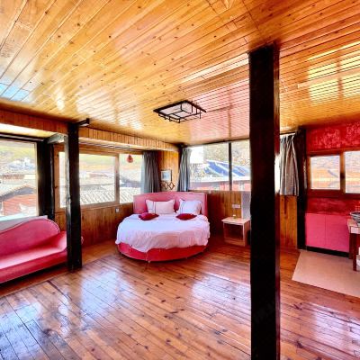 三楼观景蜜月大床房