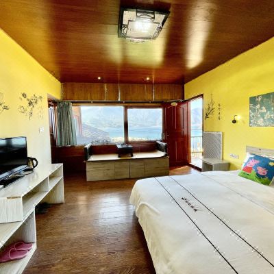 豪华湖景大床房