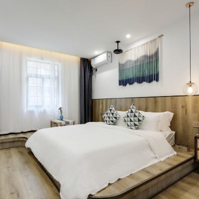 榻榻米投影大床房