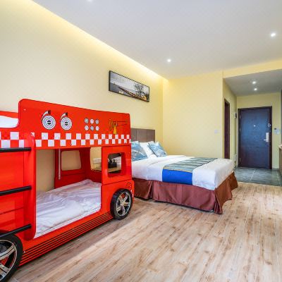 天空双层巴士主题三床房