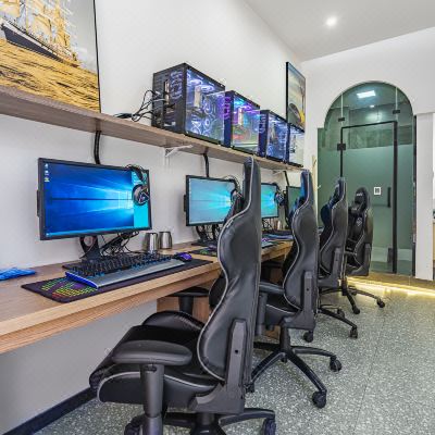 秋＞物竞四床房[专业电竞设备]