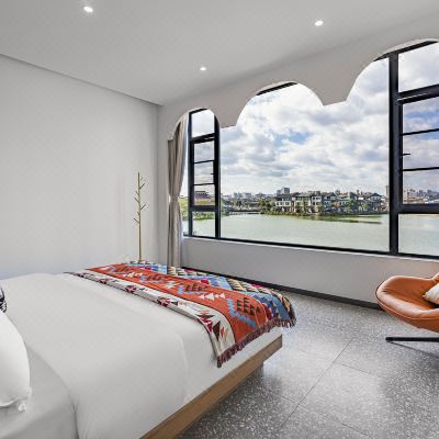 夏＞180°湖景大床房