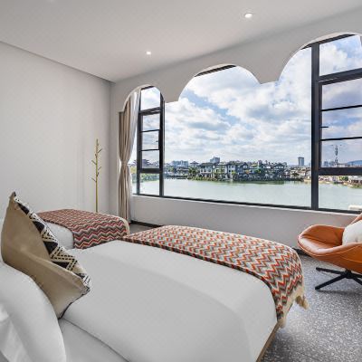 夏＞180°湖景双床房