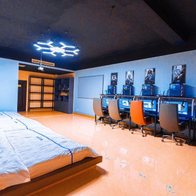 电竞巨幕五人间