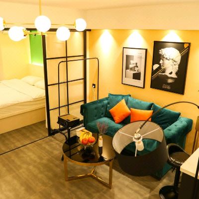 梦游仙境(投影仪+密码锁)828房