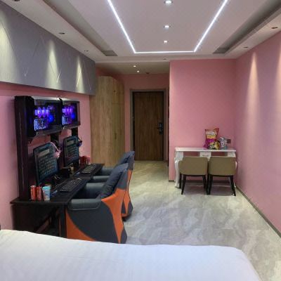 粉色回忆双人大床电竞主题房