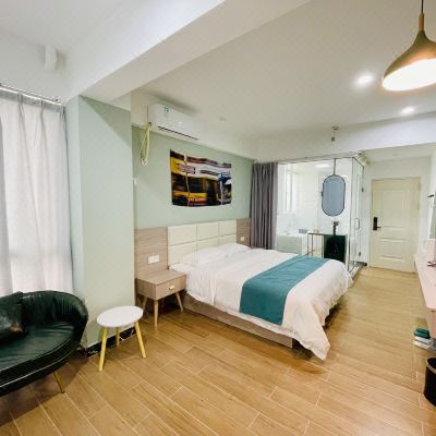 港人轻奢浴缸大床房