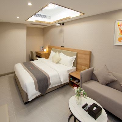 投影舒适大床房