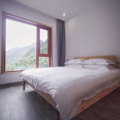 凉爽峰.山景浴缸大床房