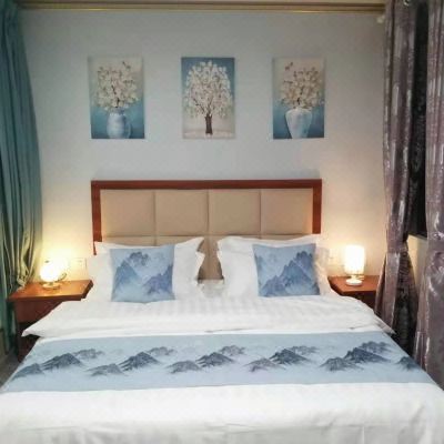 豪华素雅别致阳台大床房