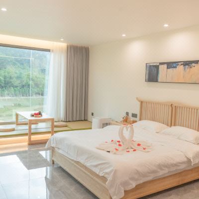 标准湖景大床房