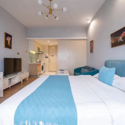 高级湖景大床房