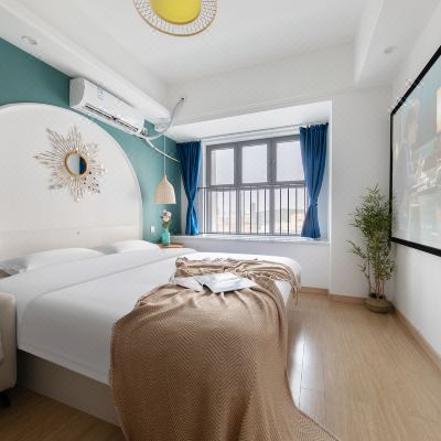 蓝色弧影投影大床房