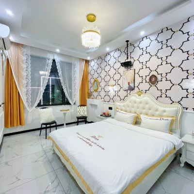 法式轻奢智能浴缸大床房