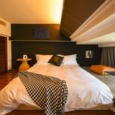 黑色幽默高级湖景家庭房