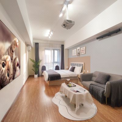 巨幕影音大床房(乳胶床垫+手机投屏+蓝牙音响+洗衣机)