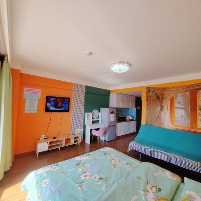 橙色墙纸主题大床房