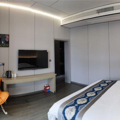 8月豪华山景大床房