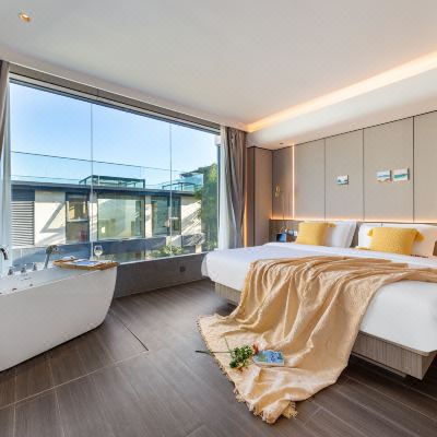 豪华院景浴缸家庭大床房(梦百合床垫+箭牌卫浴+全屋智能）